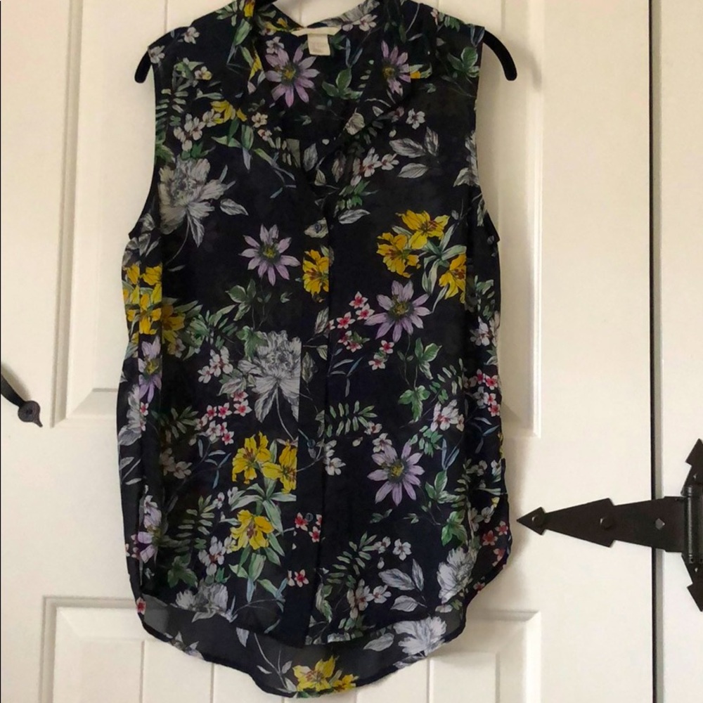 Bright fun floral shirt sleeveless top!